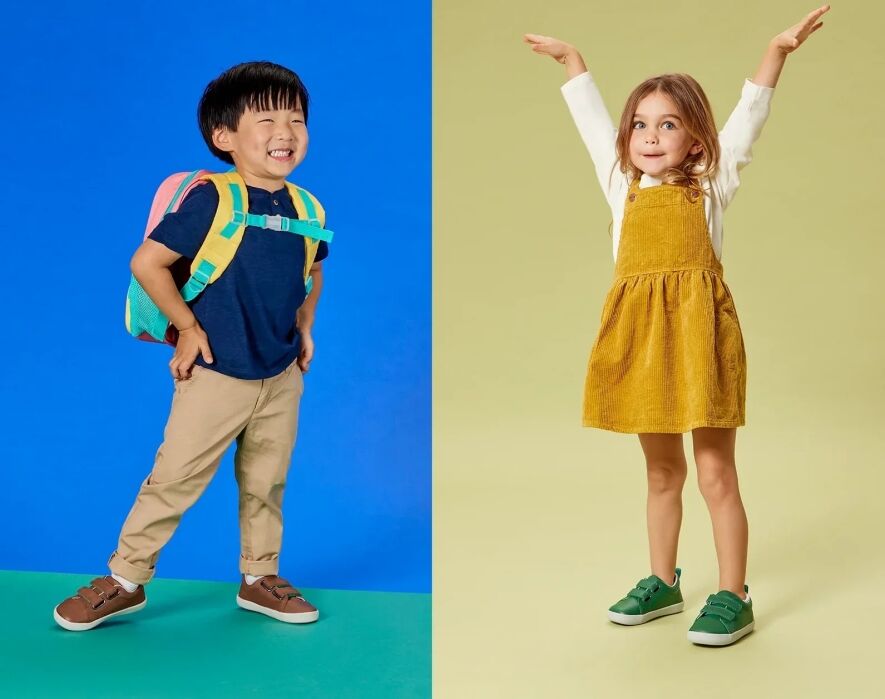 A young boy with a backpack stands smiling on a blue background; next to him, a young girl in a yellow dress raises her arms on a green background.