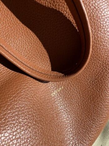 cuyana logo up close