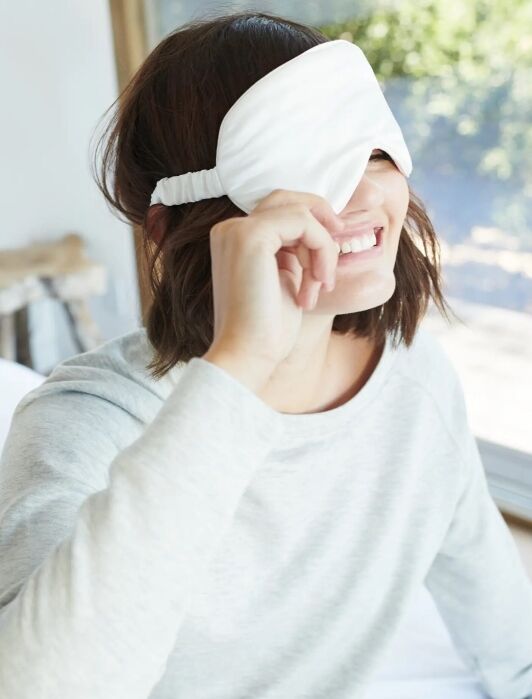 A model wearing a Quince sleep mask.